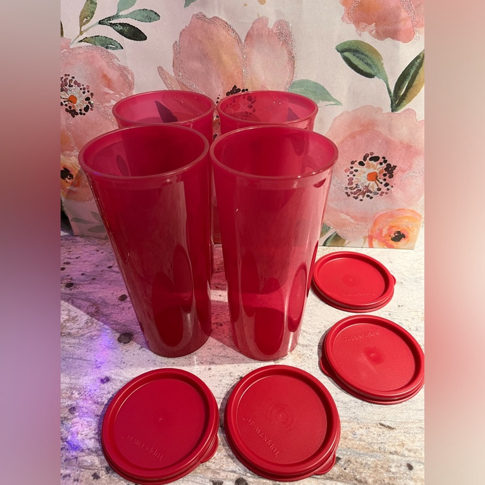 4 Tupperware cups with lid 💕